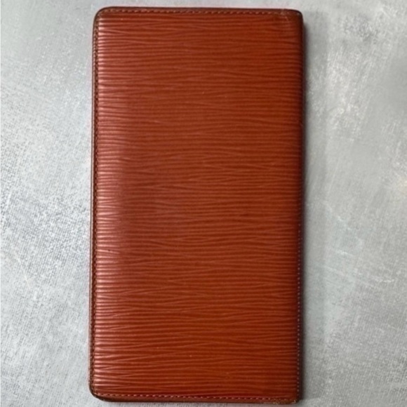 AUTHENTIC Vintage Louis Vuitton Porte
Yen Cartes Brown Epi Leather Wallet. - Picture 3 of 13